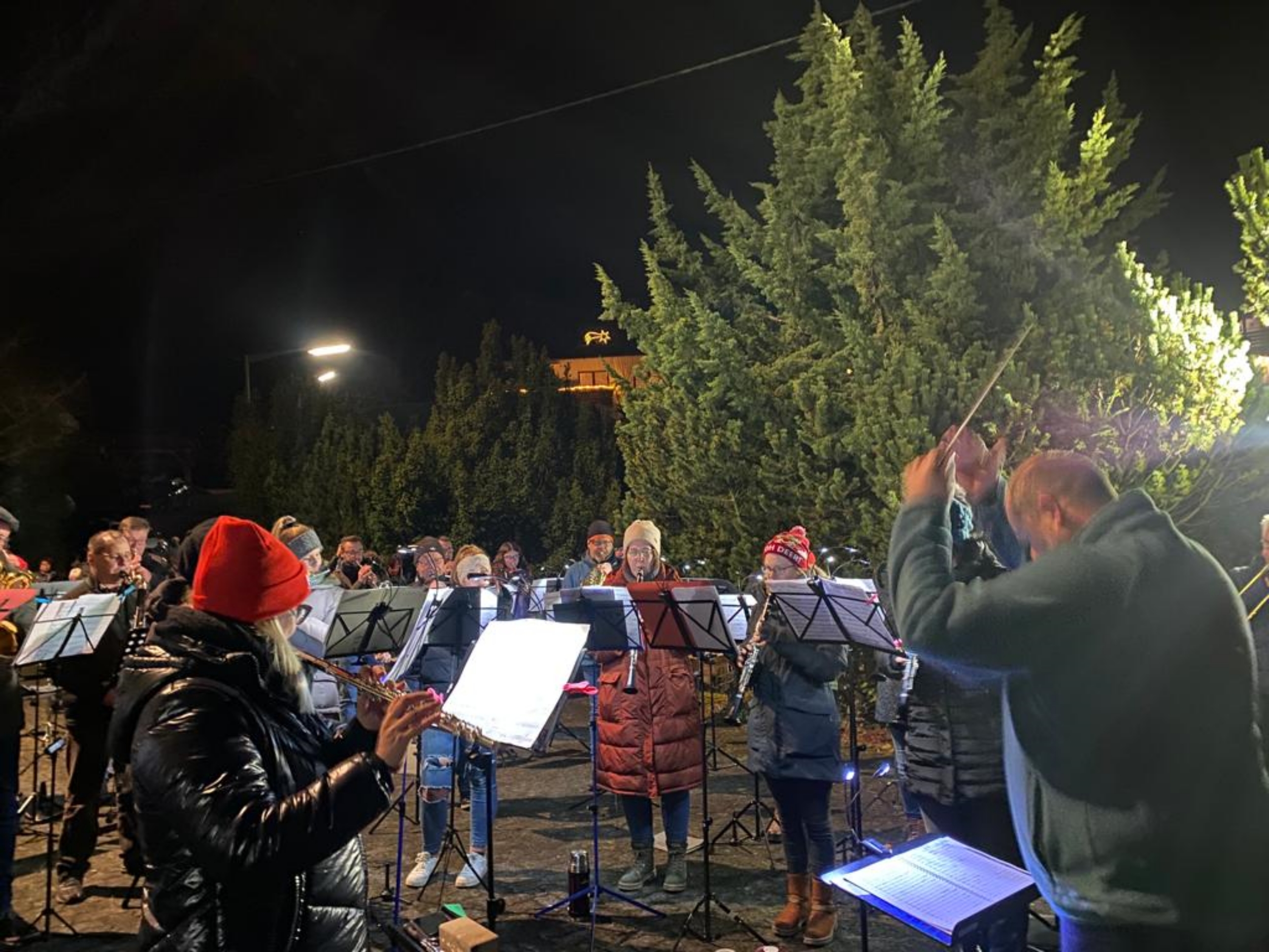 Das Herbstkonzert im Httenhaus musste wegen der Pandemie ausfallen. Doch der Musikverein Dermbach lie sich nicht unterkriegen und gab nun stattdessen ein Platzkonzert vor der katholischen Kirche in Dermbach. (Fotos: ma) 