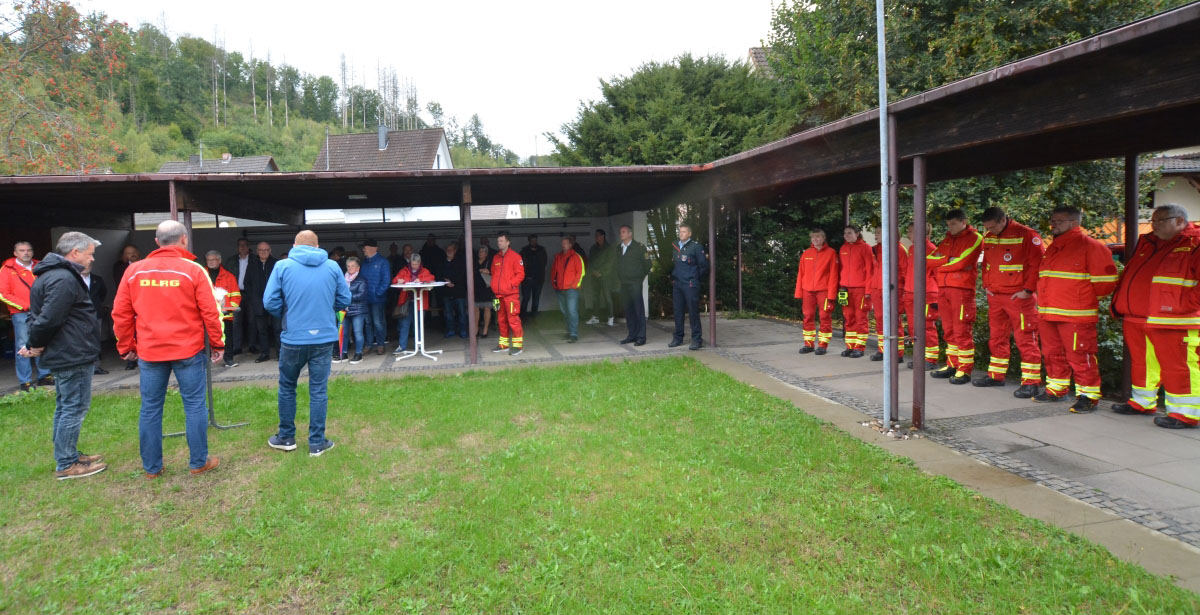 Mit einer Feierstunde am Pavillon des Brgerhauses wurde die neue Unterkunft an das DLRG bergeben. (Fotos: tt)