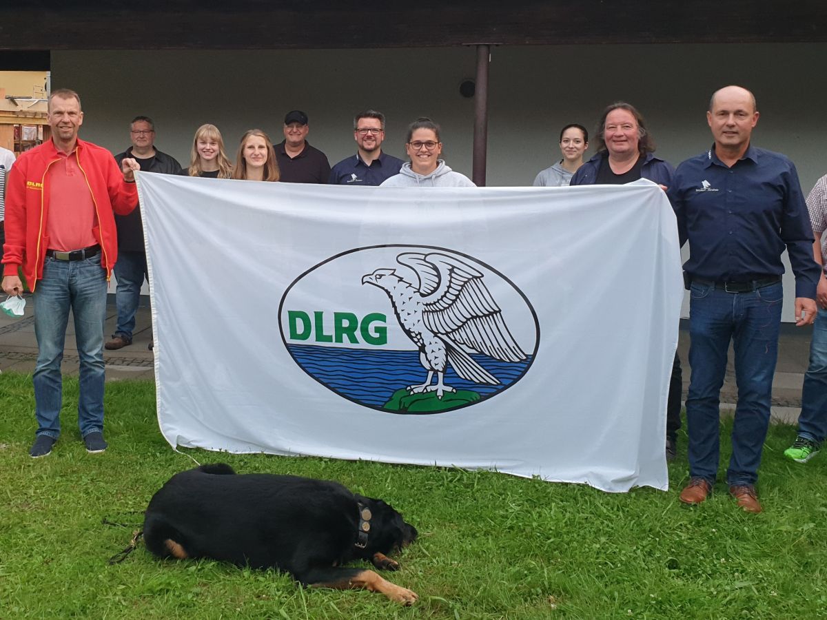 Ein Teil des neu gewhlten Vorstands. Alle Personen sind auf dem Foto unter dem Artikel abgebildet. (Foto: DLRG Betzdorf -Kirchen)