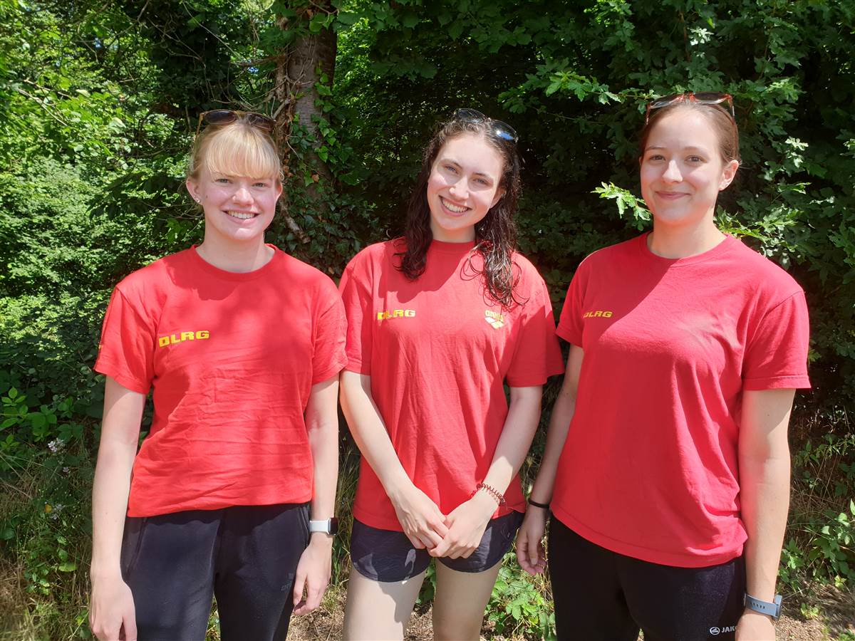 Von links: Jana Wilwerscheid, Alina Stelzig und Swantje Steup drfen ab sofort in den Bereichen Schwimmen und Rettungsschwimmen ausbilden. (Foto: DLRG)