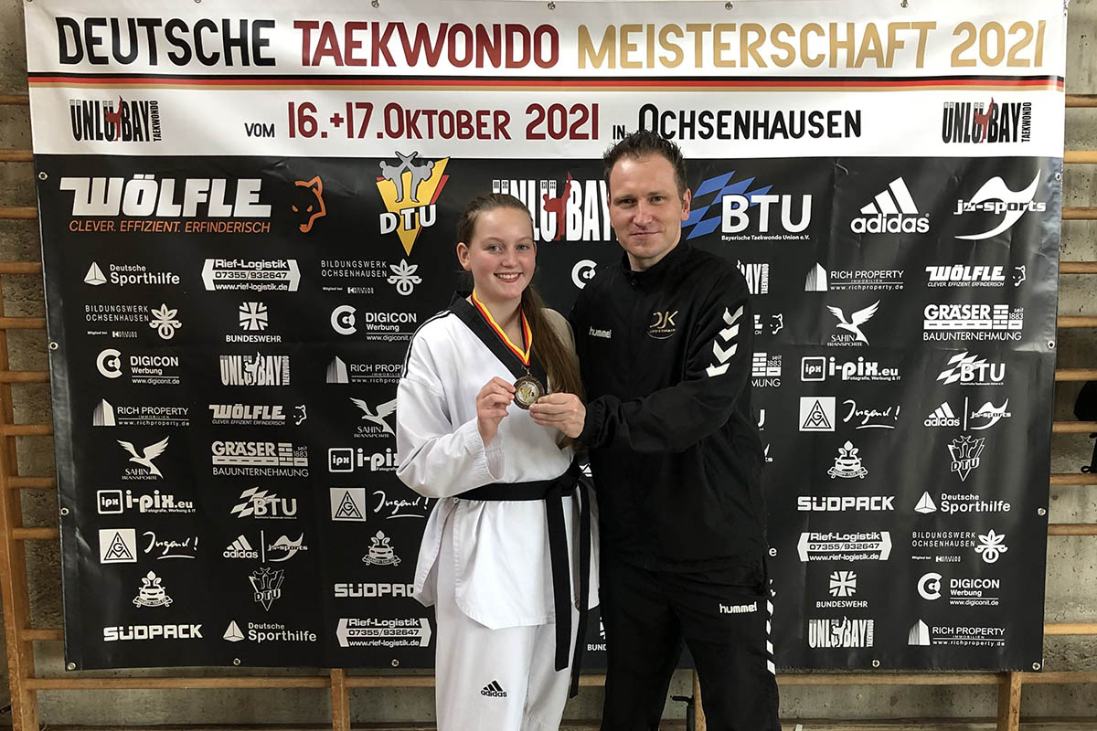 Tamara Haas mit ihrem Trainer und Coach Manuel Skora. Fotos: Verein