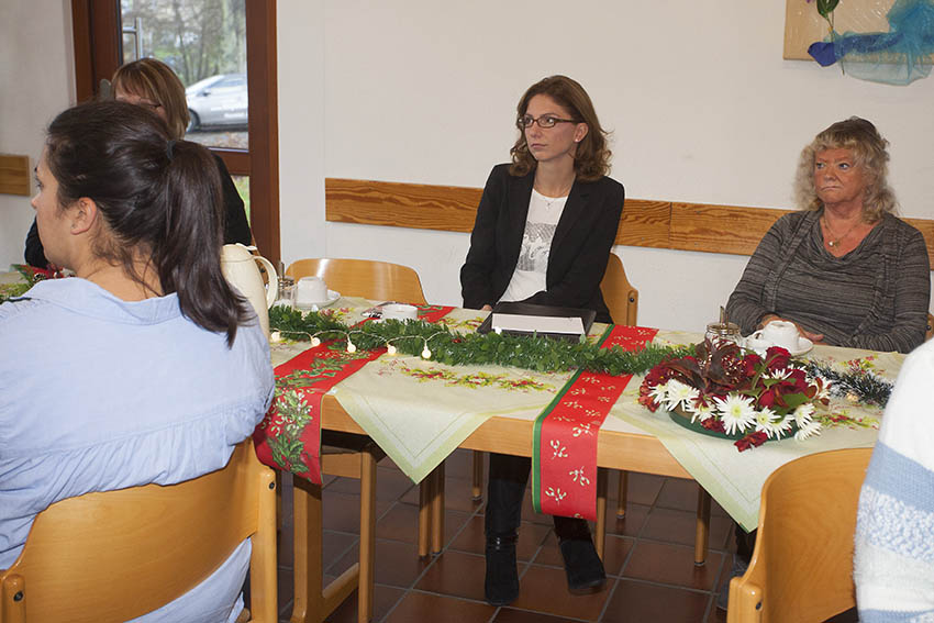 Sabine Btzing-Lichtenthler und Gruppenleiterin Monika Drsch (rechts) lauschen den Gruworten. Fotos: Wolfgang Tischler