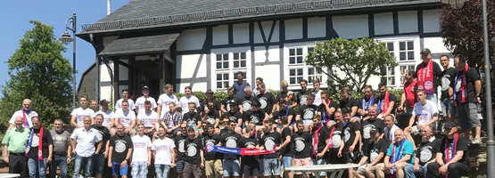 Doppelaufstieg und E-Jugendmeisterschaft am Dorfbrunnen gefeiert