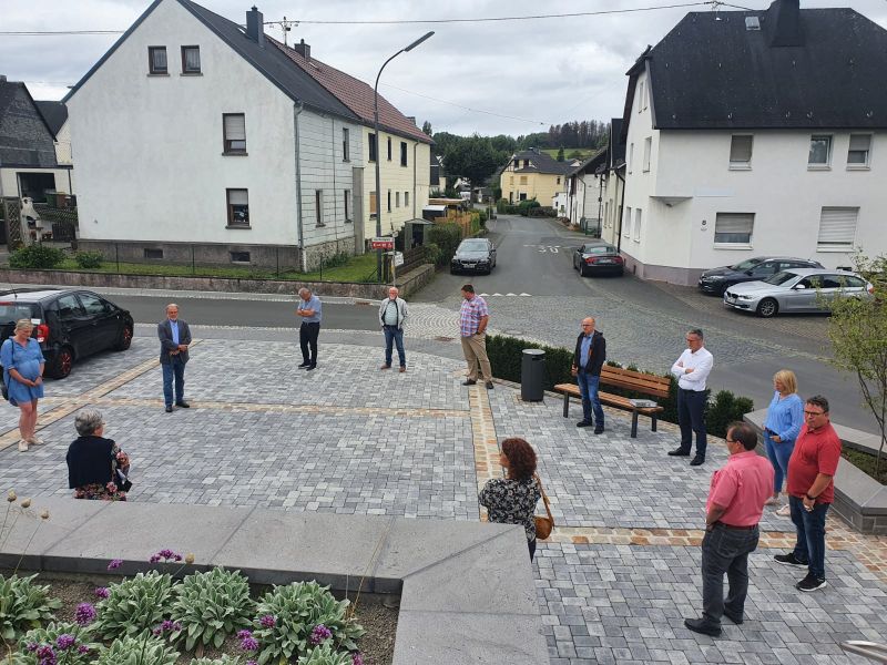 Politiker besuchen die neue Dorfmitte in Alpenrod. Foto: privat