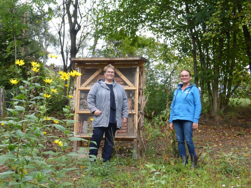 Ortsvorsteherin von Kadenbach, Frau Ute Khchen (links) und die Bildungsreferentin des NABU Katharina Kindgen (rechts). Foto: Isabelle Thom