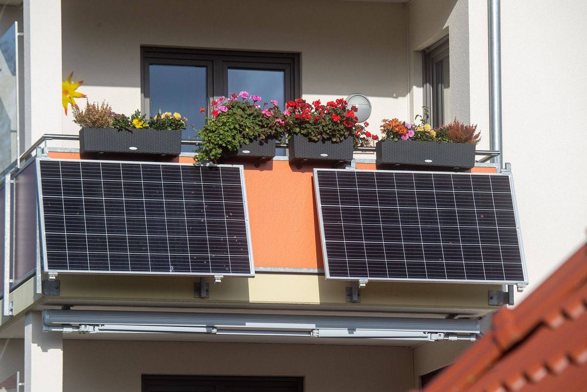 Solarmodule fr ein Balkonkraftwerk hngen an einem Balkon. (Foto: Stefan Sauer/dpa/dpa-tmn)