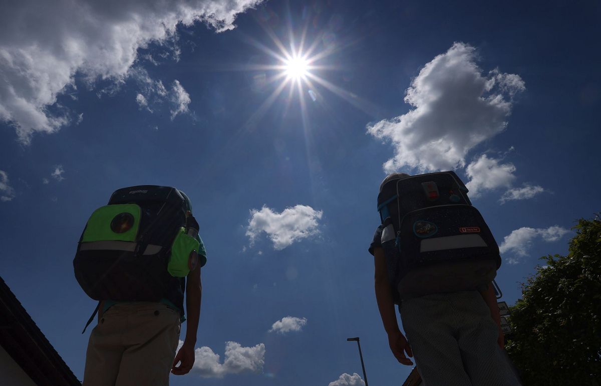Zwei Schler mit Ranzen laufen im Sonnenschein. (Foto: Karl-Josef Hildenbrand/dpa/dpa-tmn)