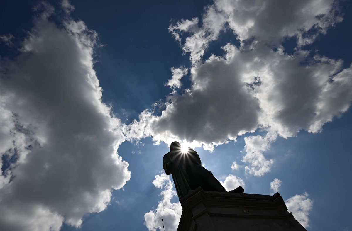 Sonne und Wolken ber dem Gutenberg-Denkmal. (Foto: Arne Dedert/dpa)