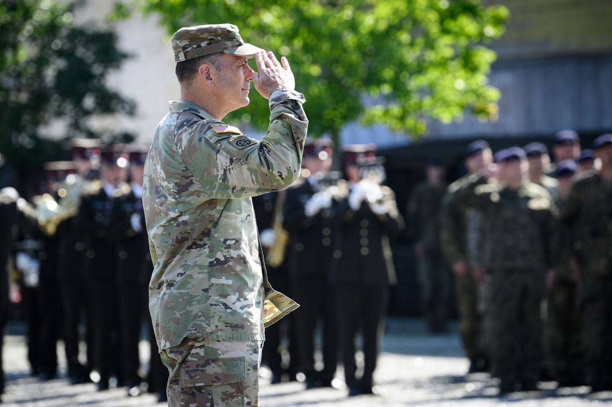 �bergabe 1. Deutsch-Niederl�ndisches Korps in Estland. (Foto: Bernd von Jutrczenka/dpa)