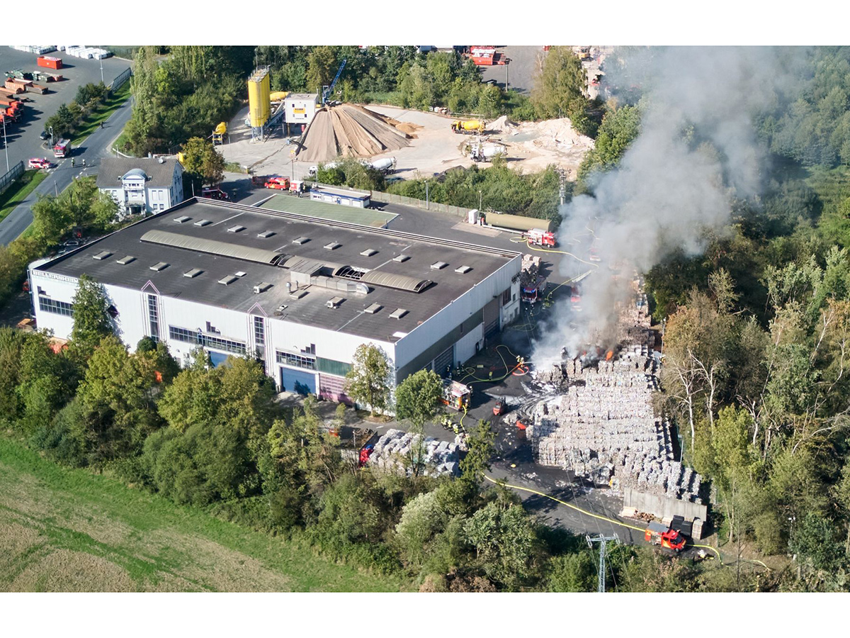 Brand bei Abfallwirtschaft in Boden. (Foto: Sascha Ditscher/dpa)