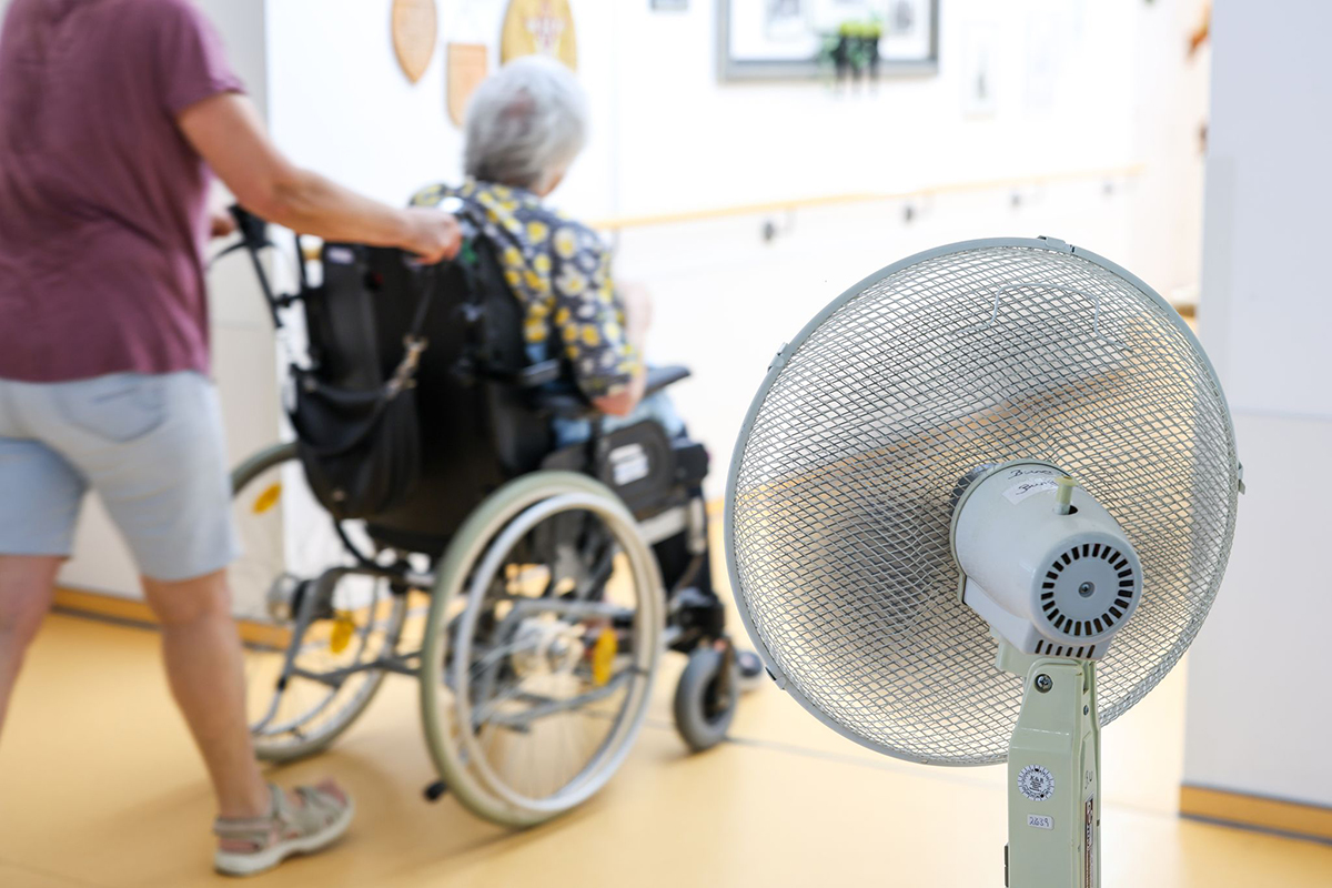 �ltere Menschen leiden unter hohen Temperaturen. Foto: Christoph Reichwein/dpa