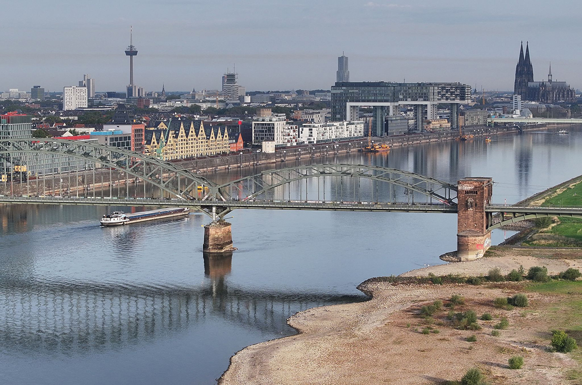 Niedrigwasser auf dem Rhein: Schifffahrt zwischen St. Goar und Mainz stark eingeschränkt