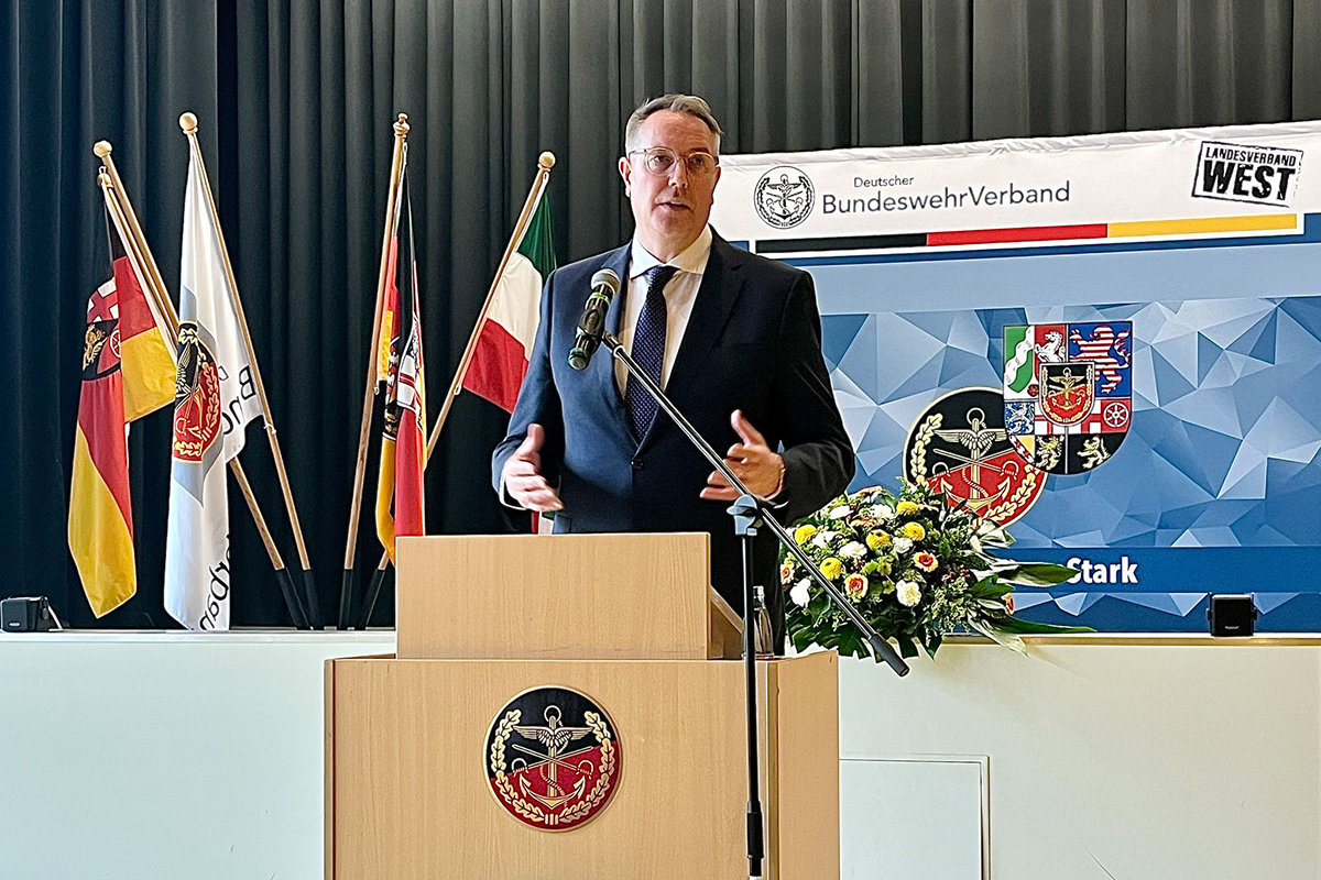 Ministerpr�sident Schweitzer betont Freiwilligkeit des Wehrdienstes