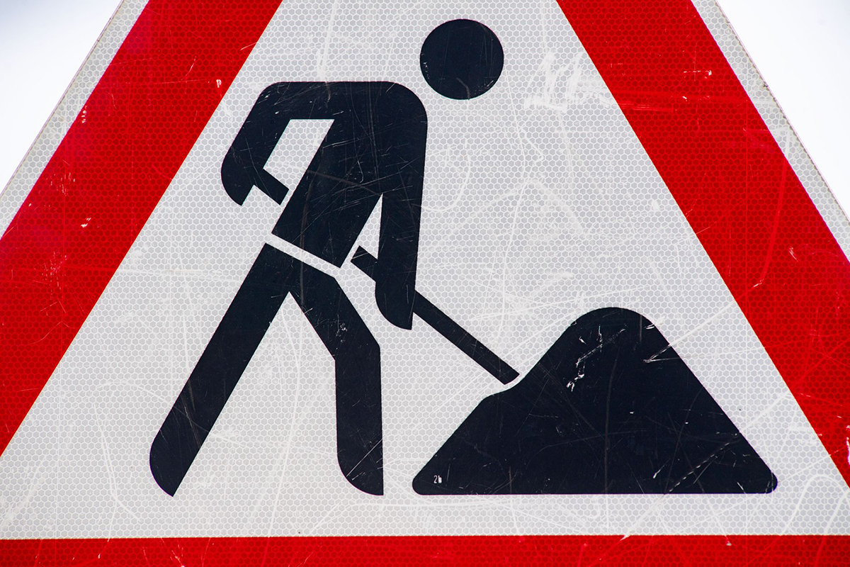 Baustellenschild. Foto: Stefan Sauer/dpa