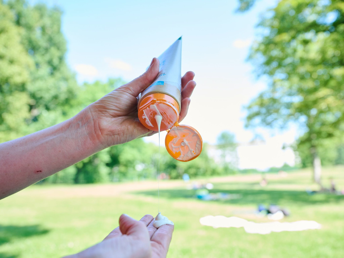 Illustration - Sonnencreme. (Foto: Annette Riedl/dpa)
