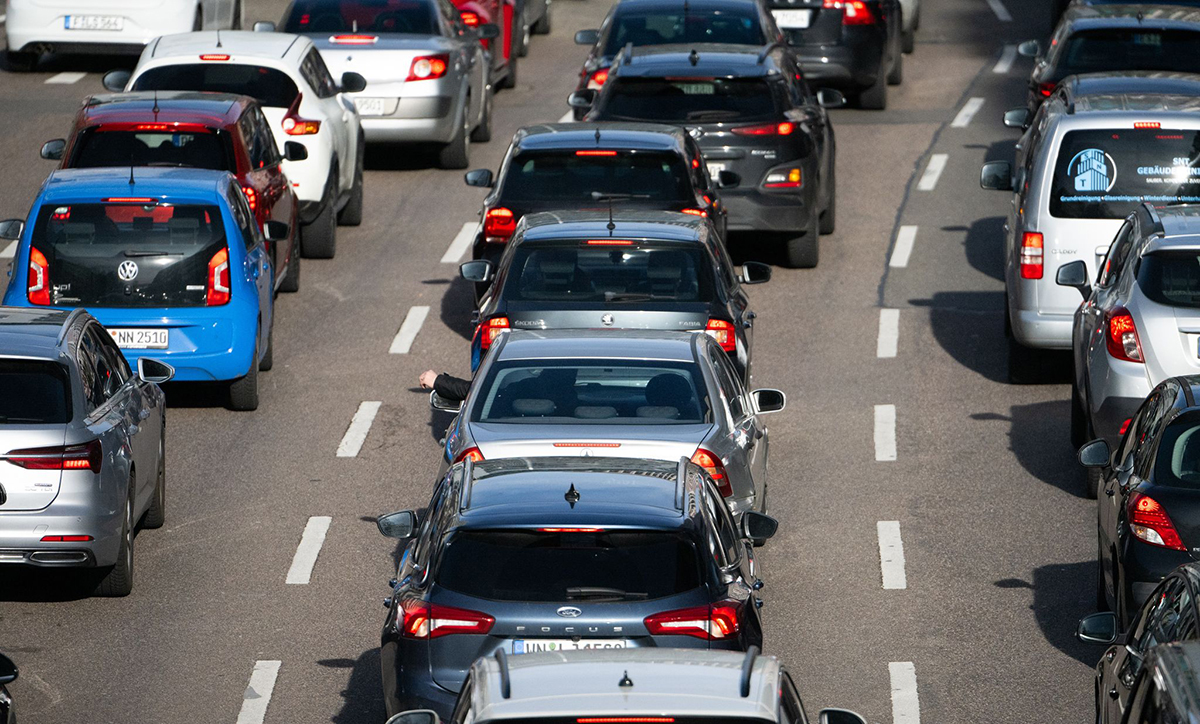 Stau auf der Autobahn. Foto: Marijan Murat/dpa