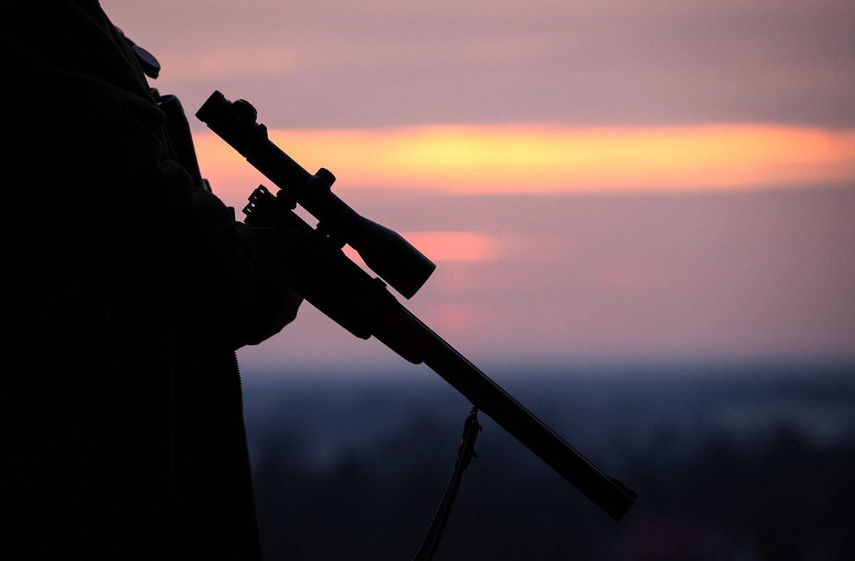 Jger mit Waffe. Foto: Friso Gentsch/dpa