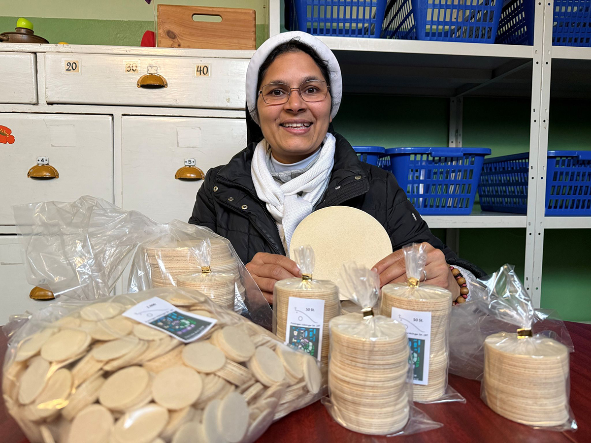 Mehl und Wasser - Wie Hostien gebacken werden. Foto: Birgit Reichert/dpa