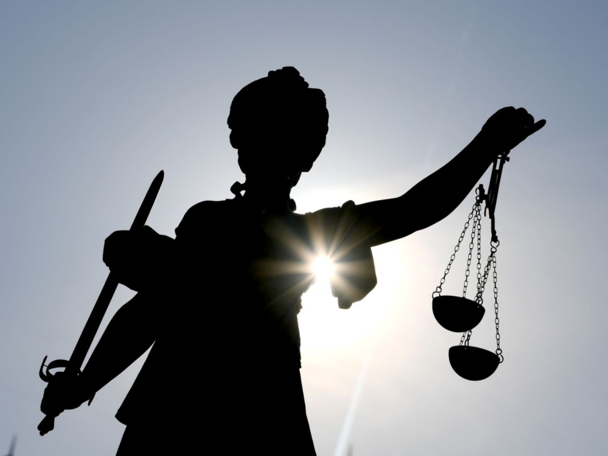 Justizia im Gegenlicht (Foto: Arne Dedert/dpa)