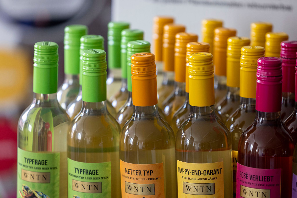 Wein in Kunststoffflaschen mit Glasschicht. Foto: Helmut Fricke/dpa