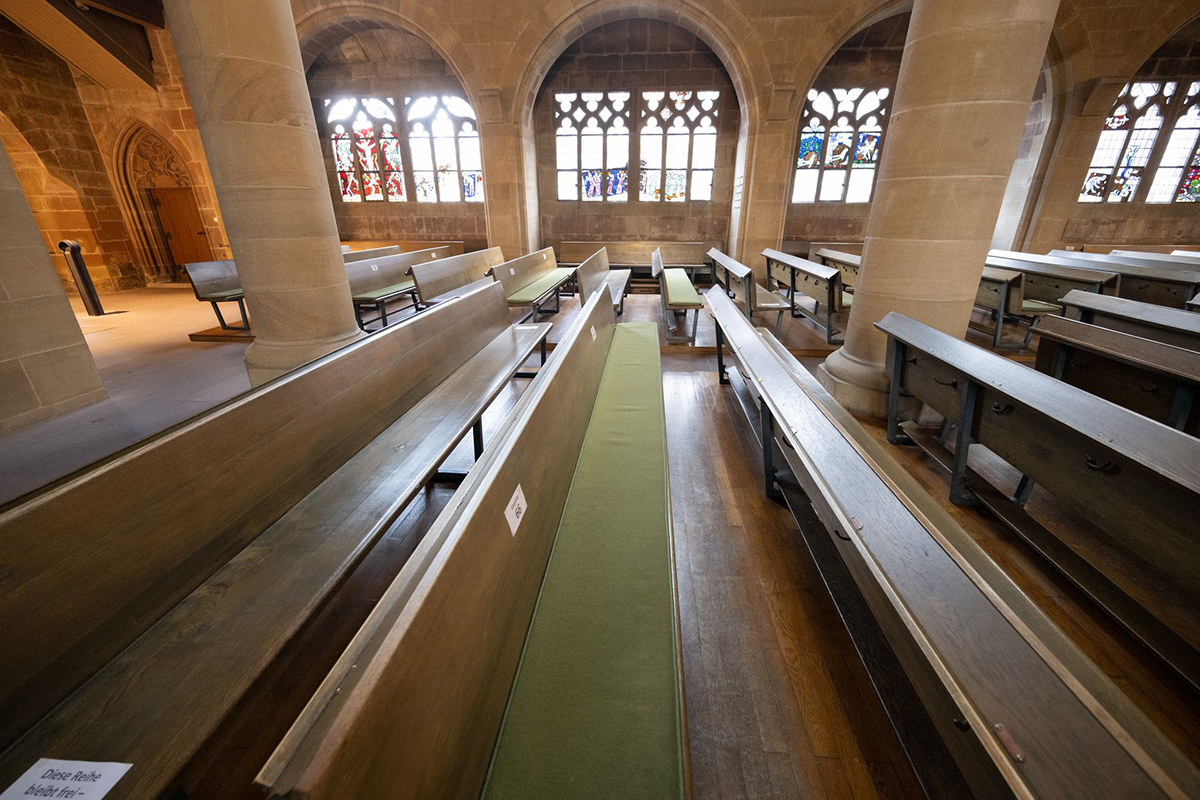 Leere Kirchenb�nke. Foto: Bernd Wei�brod/dpa