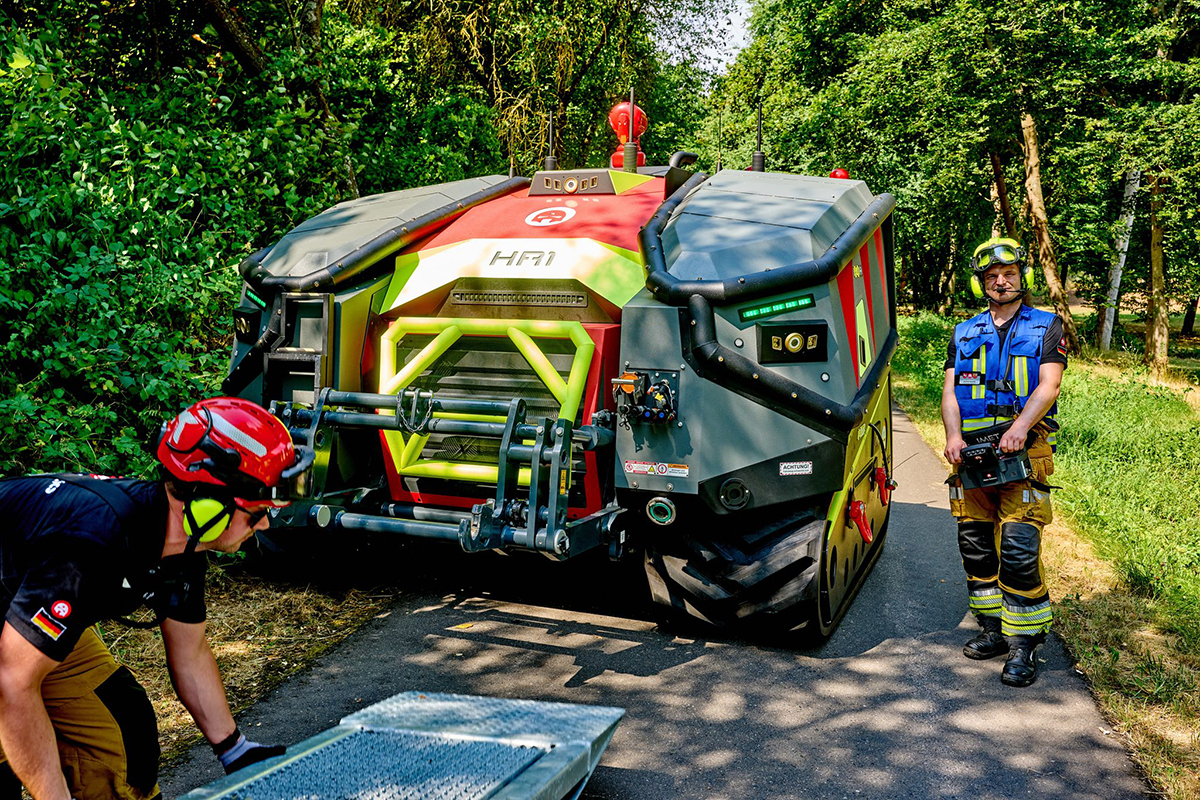 Technik im Einsatz: L�schroboter unterst�tzt bei Waldbrand in Rheinland-Pfalz