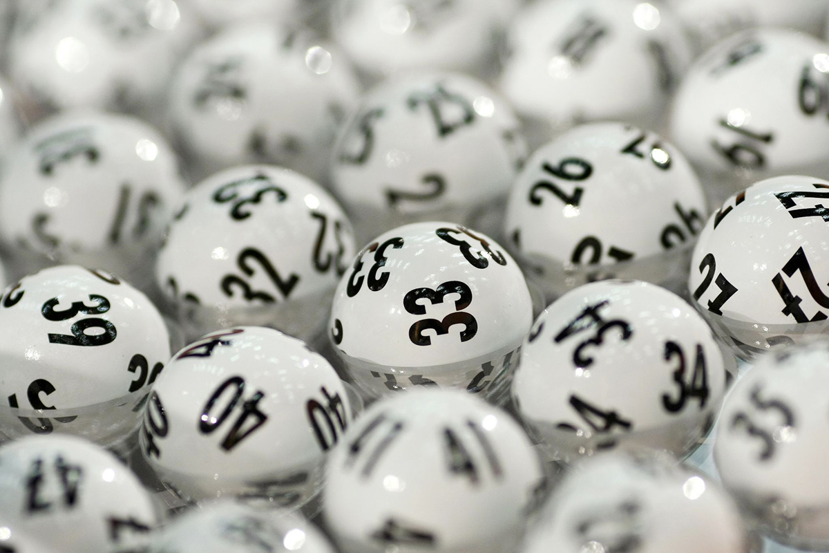 Offizielle Lotto-Kugeln im Sendezentrum des ZDF. Foto: Fredrik von Erichsen/dpa/dpa-tmn