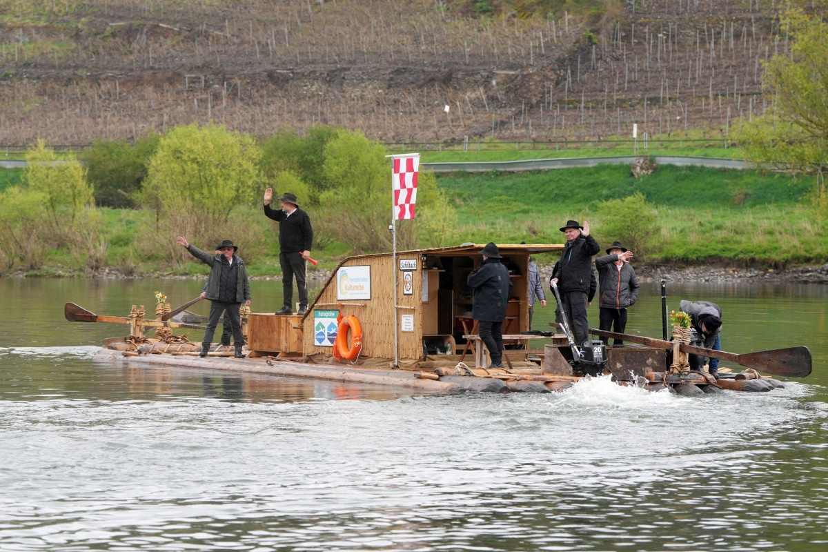 Flo�meister Kipp und sein Team unterwegs auf der Mosel (Fotos Thomas Frey/dpa)