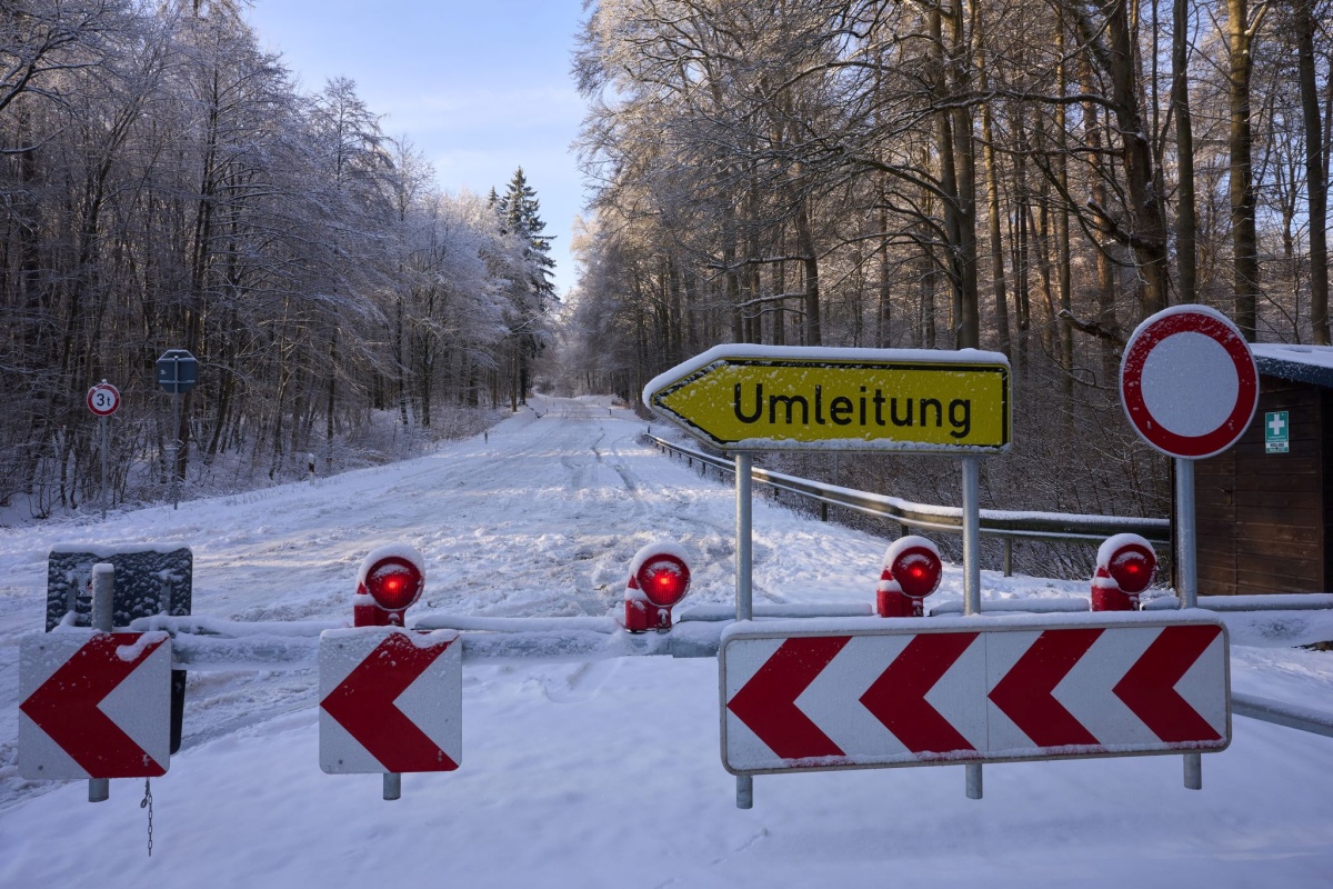 Wintereinbruch in Rheinland-Pfalz: Verkehrsprobleme und Schulbusausf�lle