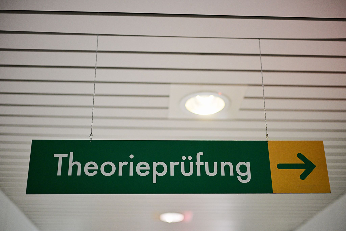 F�hrerschein - Theoriepr�fung. Foto: Sebastian Gollnow/dpa