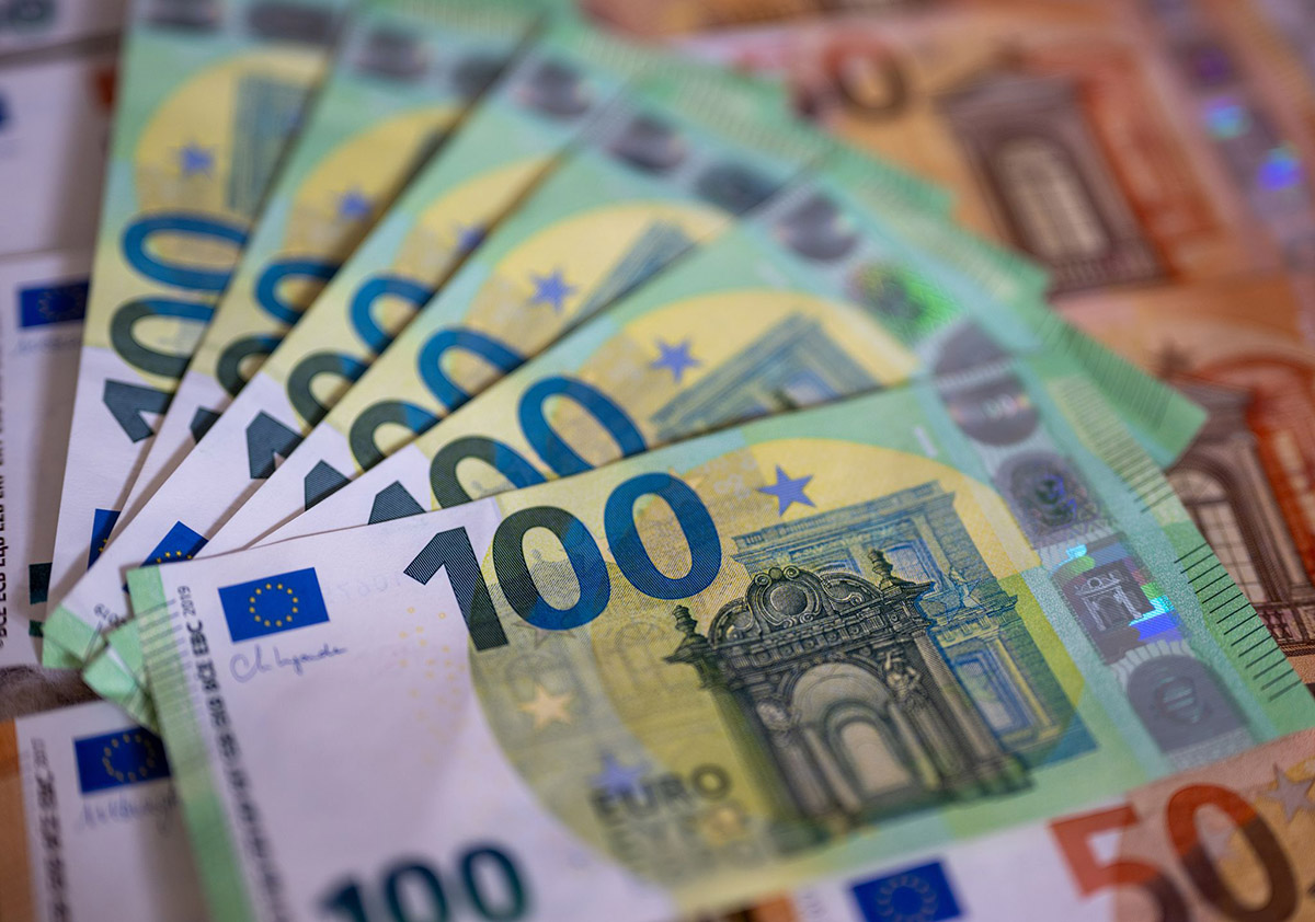 Geld. Foto: Monika Skolimowska/dpa