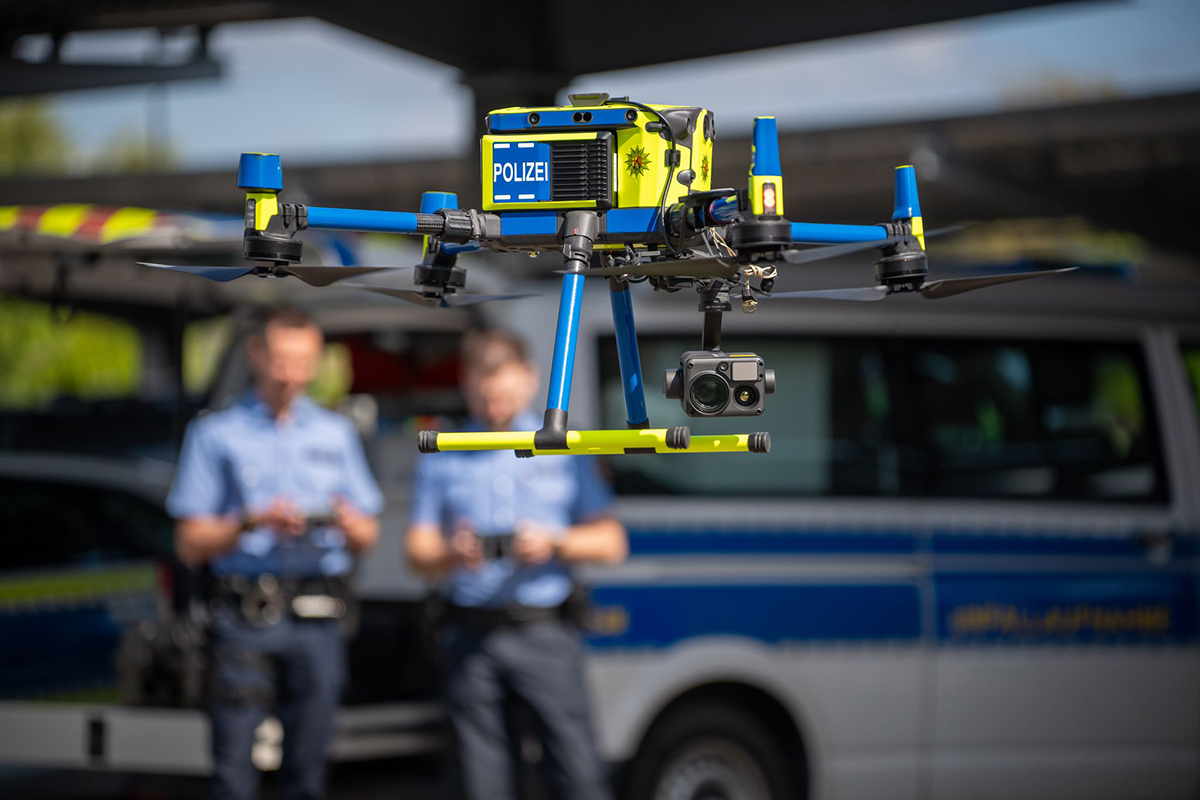 So arbeiten Crash-Profiler der Polizei bei schweren Unf�llen. Foto: Harald Tittel/dpa