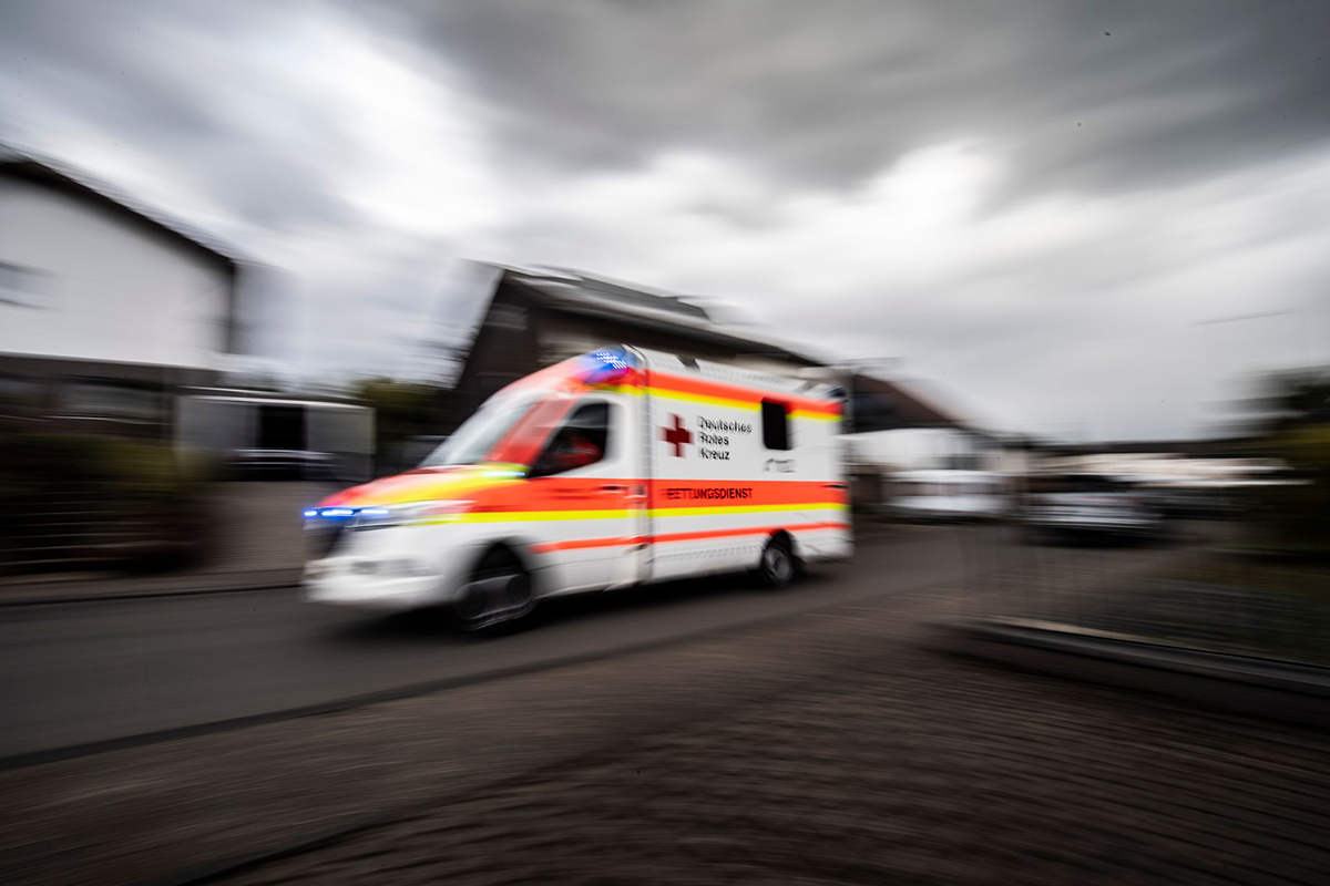Ein Rettungswagen f�hrt zu einer Klinik. Foto: Boris Roessler/dpa
