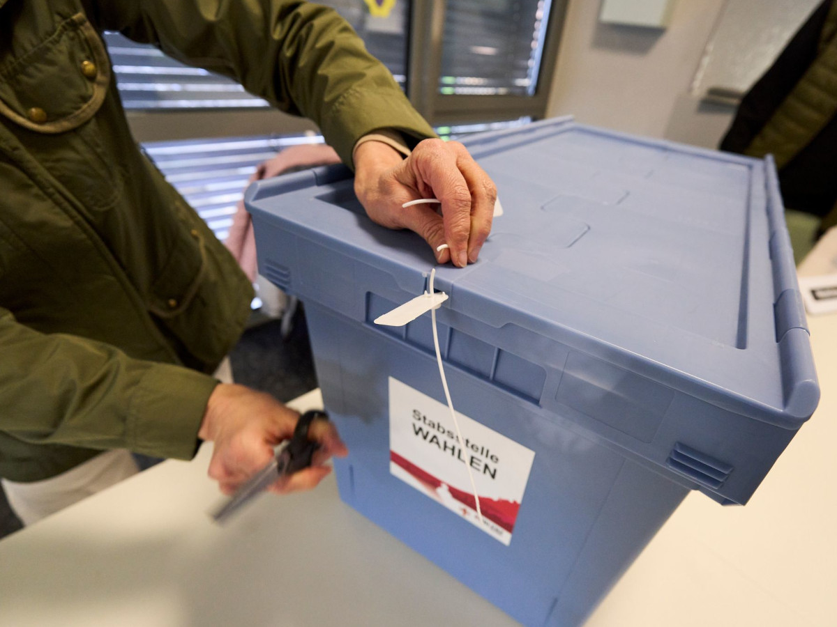 Wahlhelfer. (Foto: Sascha Ditscher/dpa)