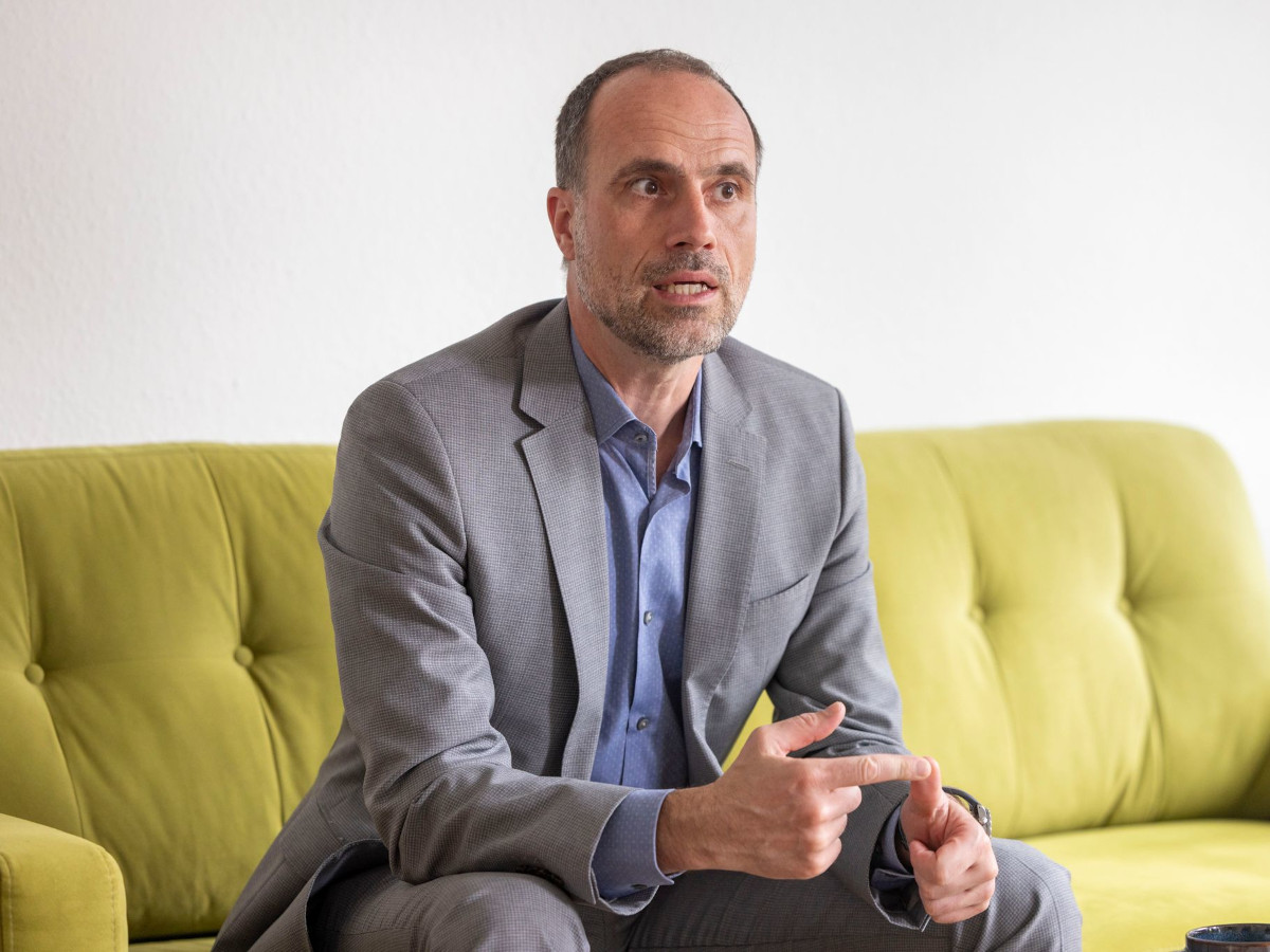 Clemens Hoch im Interview (Foto: Helmut Fricke/dpa)