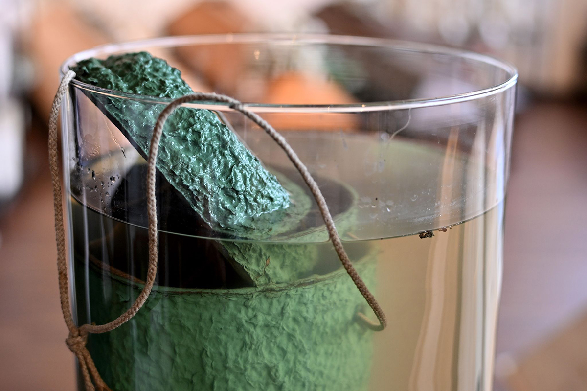 Urnen zur Flussbestattung l�sen sich nicht auf. Foto: Harald Tittel/dpa