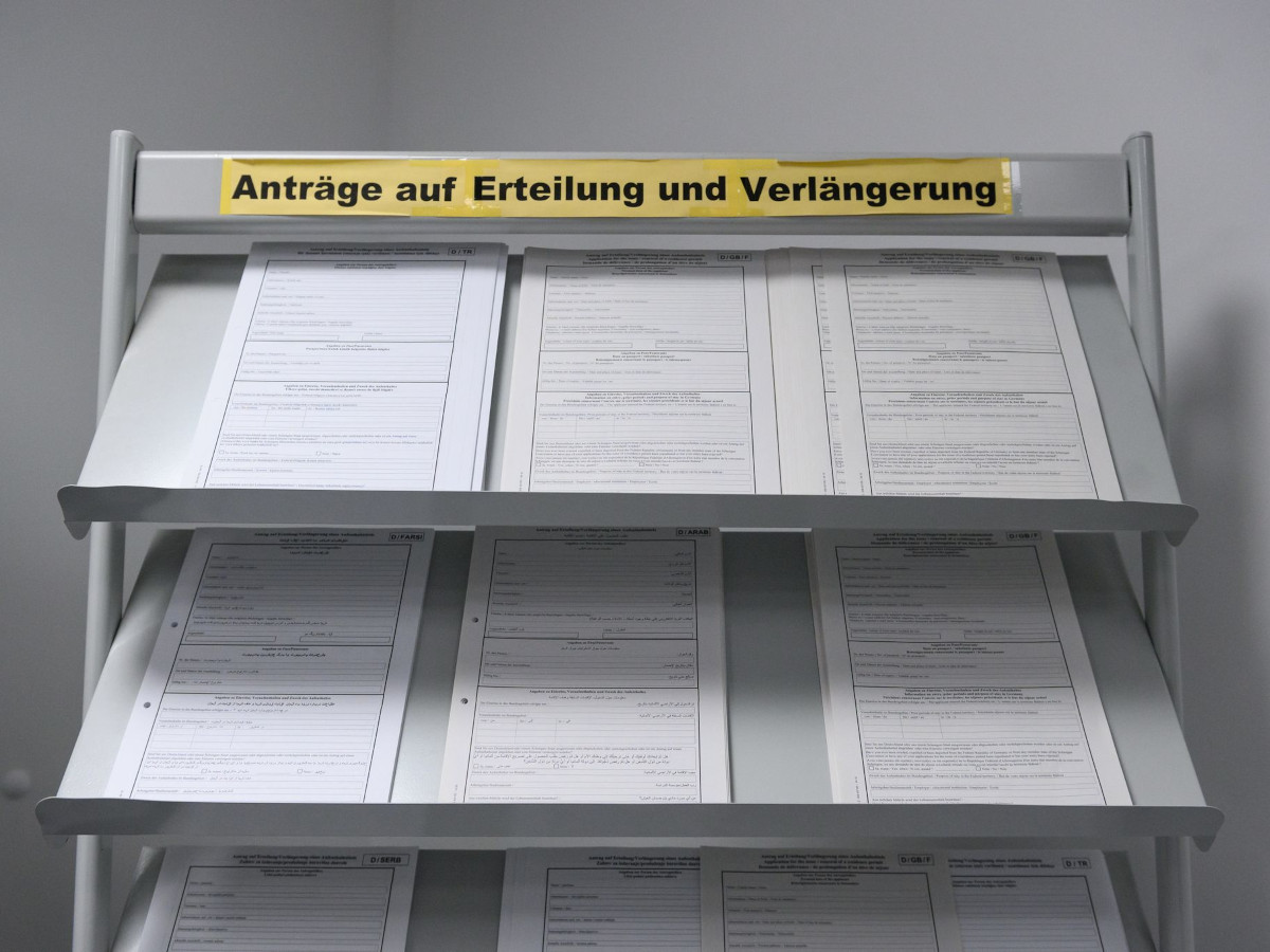 Aufsteller in Beh�rde f�r Ausl�nderangelegenheiten . (Foto: Jonas Walzberg/dpa)