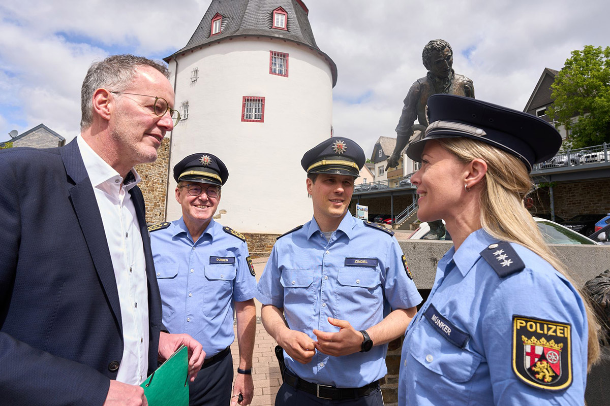 Vorstellung der Bezirksbeamtin Anne Mnker. Foto: Thomas Frey/dpa