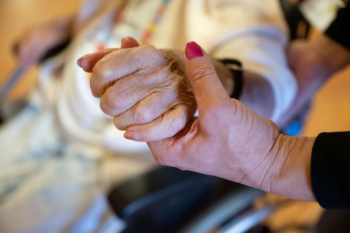Altenpflege in Rheinland-Pfalz: Lhne steigen, Arbeitsbedingungen bleiben kritisch