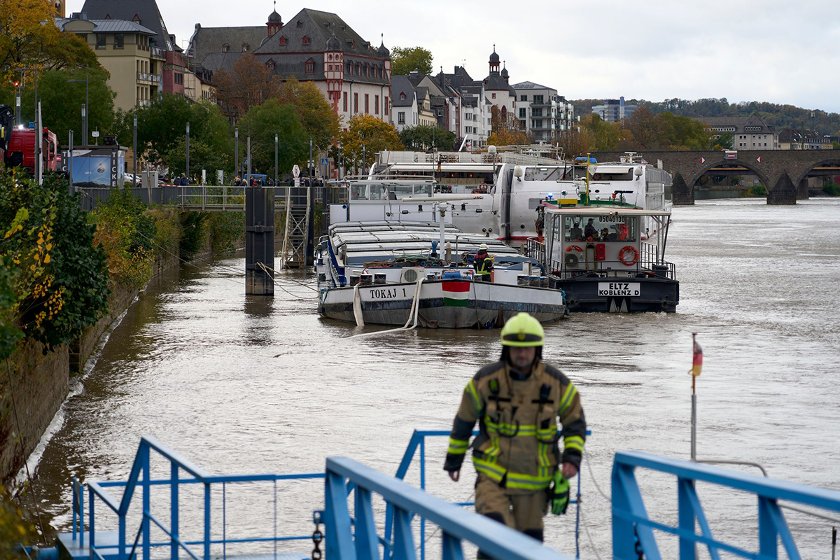 Frachterhaverie auf der Mosel. Foto: Sascha Ditscher/dpa