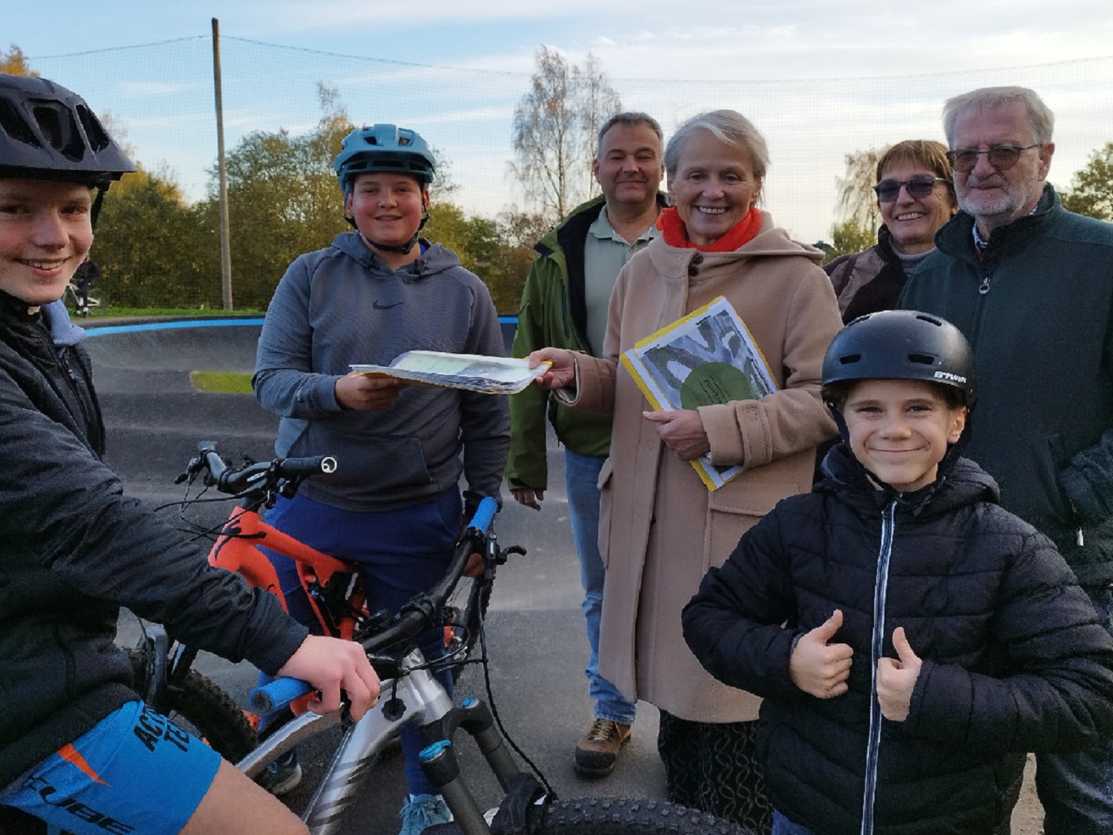 400 Unterschriften haben die Jugendlichen gesammelt, um ihrem Anliegen, ein Pumptrack in Montabaur, Nachdruck zu verleihen. Beim Besuch der Anlage in Herrschbach bergaben sie Unterschriften an Gabi Wieland und die mitgereisten Ratsmitglieder (Bild: VG Montabaur / Larissa Metz)