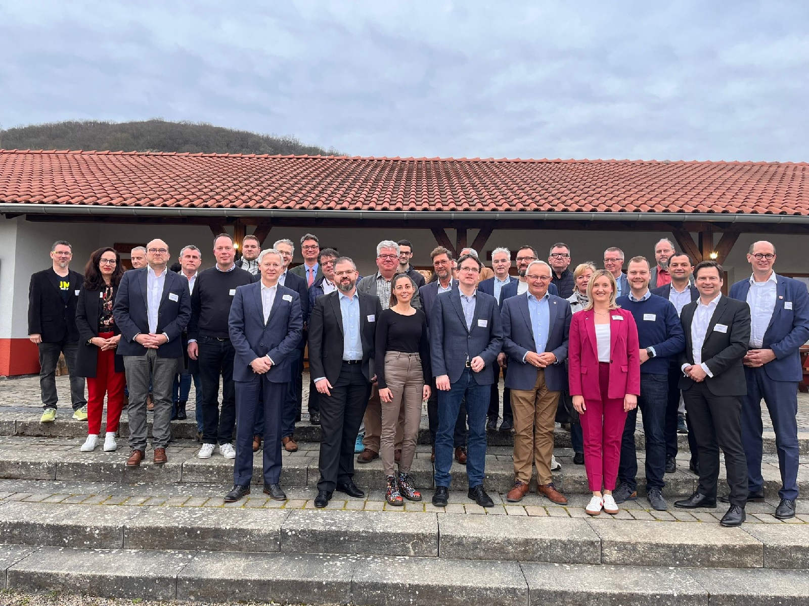 Mit Landrat Achim Hallerbach, Brgermeister Jan Ermtraud, IHK-Regional-Geschftsfhrerin Kristina Kutting und dem Geschftsfhrer der Wirtschaftsfrderungs-GmbH des Landkreises, Harald Schmillen, war geballte Wirtschaftskompetenz aus dem Landkreis Neuwied in die Rheinbrohler Rmerwelt gekommen. (Foto: Jrg Hohenadl)