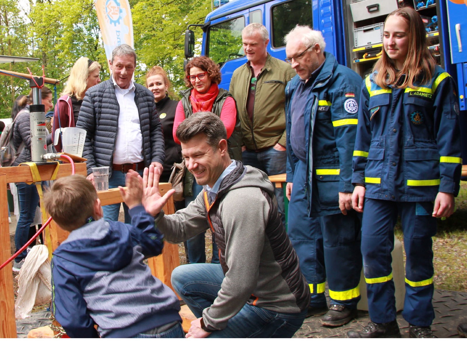 Stephanie Brenner, Jugendzentrum Hachenburg, Landrat Achim Schwickert, Tamara Brck, Kreisjugendpflege, VG-Brgermeisterin Gabriele Greis, Jugendamtsleiter Udo Sturm (v.l.) und Stadtbrgermeister Stefan Leukel (vorn) informierten sich ber die Angebote wie hier am THW-Stand. (Alle Fotos: Nicole Chemnitz)