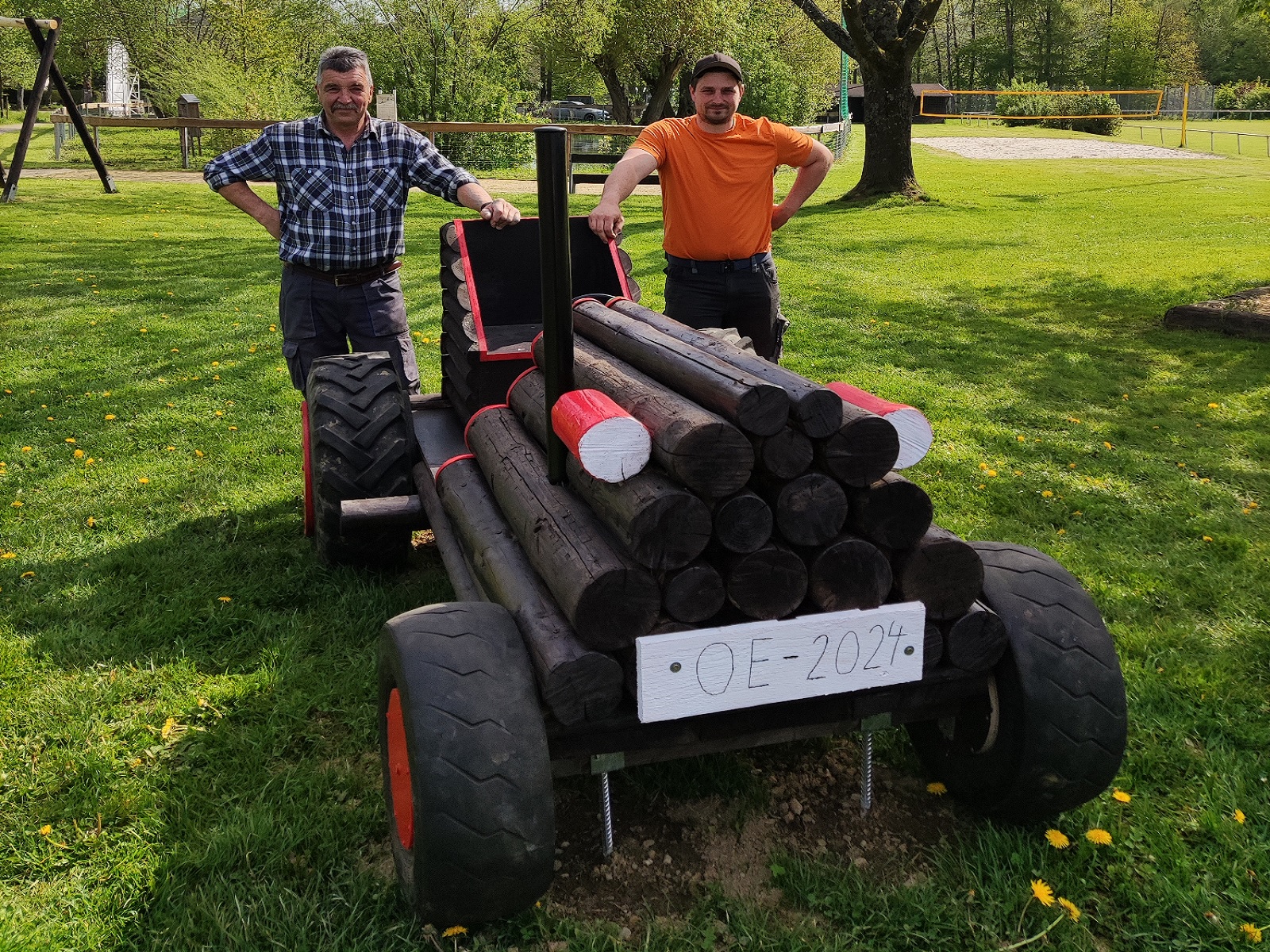 Wolfang Dahlem (links) und Steffen Linke zeigen stolz den neuen Traktor (Bild: Ortsgemeinde Oberelbert / Sebastian Stendebach)