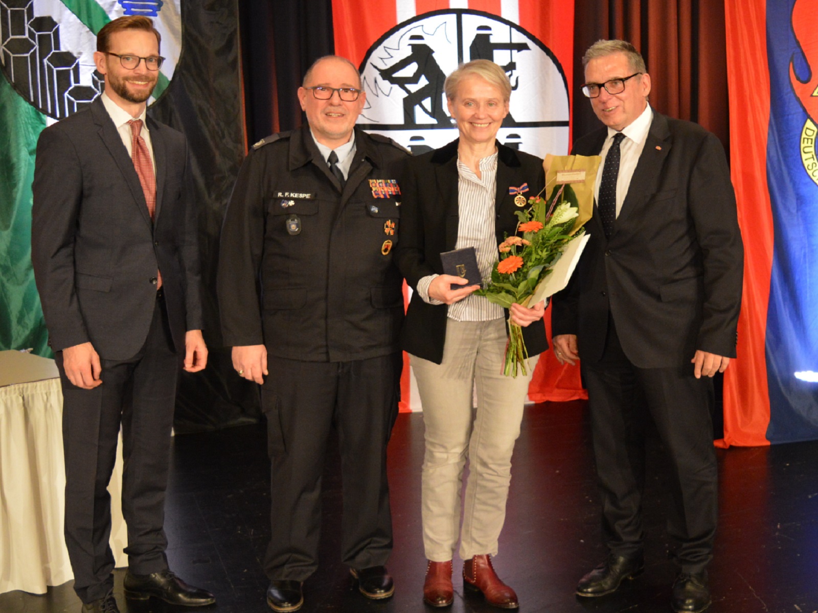 Gabi Wieland war sehr berrascht: Der Vorsitzende des Kreisfeuerwehr-Verbandes im Westerwaldkreis, Ralf Felix Kespe, ehrte sie mit der Florians-Medaille. Das ist die hchste Auszeichnung fr zivile Personen, die im Feuerwehrwesen vergeben wird. (alle Bilder: VG Montabaur / Ingrid Ferdinand)