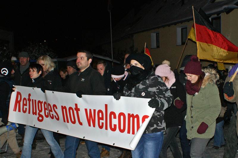 Rund 350 Gegner der Flchtlingspolitik kamen auf dem St-Hubertus-Platz in Rennerod zusammen. Fotos: Daniel Pirker