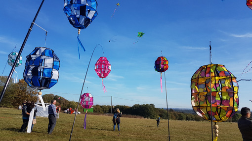 Kaiserwetter und ordentlicher Westerwlder Wind sorgten beim 17. Drachenflugfest in Horhausen fr optimale Bedingungen. (Foto: Verbandsgemeinde Flammersfeld)