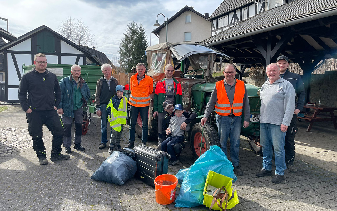 Rund 20 Helfer machten bei der Suberungsaktion mit. (Foto: Gemeinde Wallmenroth)