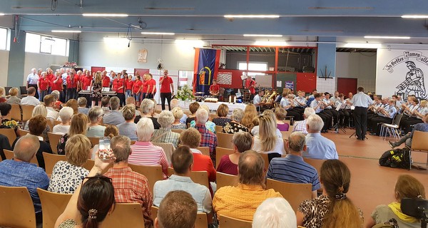 Fr die musikalische Begleitung sorgten erstmalig die Stadt- und Feuerwehrkapelle unter Leitung von Christoph Becker und der MGV Glck auf Steckenstein sowie schon zum dritten Mal der Gospelchor der Gemeinde, Da Capo - Living Gospel. (Foto: privat)