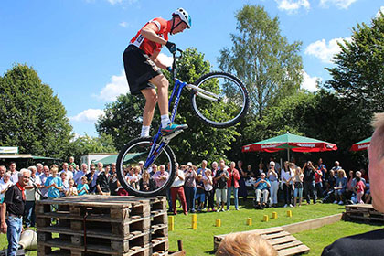 Vizeweltmeister Niels Riecker begeisterte beim Dorffest. Fotos: Thomas Mller